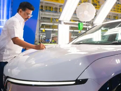 Tỷ phú Phạm Nhật Vượng khánh thành nhà máy ô tô điện tại quốc gia tỷ dân, VinFast đặt mục tiêu biến nơi đây thành thủ phủ xe điện Nam Á