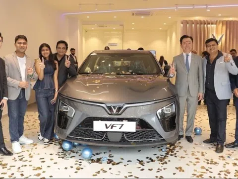 Chưa mở bán chính thức, người dân Ấn Độ vẫn đổ xô đến các showroom của VinFast, nôn nóng chờ đợi một thông tin quan trọng