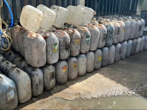 Bắt quả tang đối tượng có hành vi mua 13 tấn dầu ăn đã qua sử dụng để bán lại cho doanh nghiệp