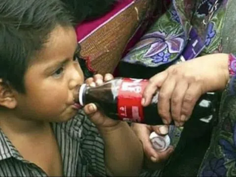 Một thị trấn ‘nghèo’ nghiện Coca-Cola đến mức trẻ sơ sinh uống Coca-Cola thay sữa mẹ, mỗi người uống 2 lít mỗi ngày
