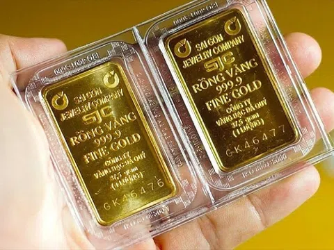 Giá vàng tăng cao chót vót, doanh nghiệp bất ngờ điều chỉnh mạnh giá mua vào