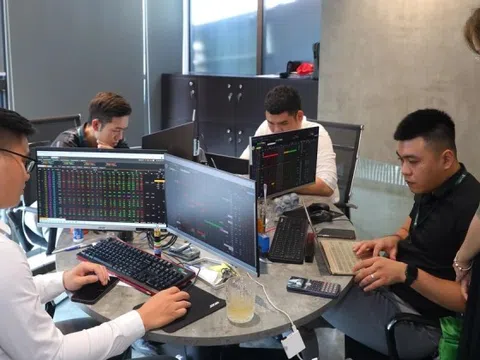 VN-Index xô đổ mọi kỷ lục
