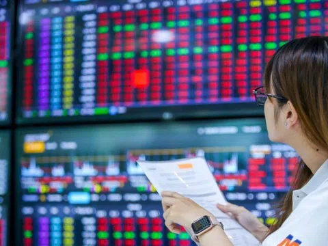 Chứng khoán giằng co, cổ phiếu công ty 'cầm đồ' chào sàn