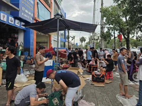 Máy phát, thiết bị tích điện cháy hàng sau bão Kajiki