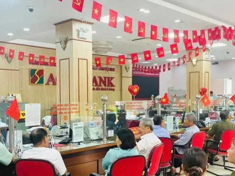 Ngân hàng làm việc xuyên lễ, chuyển 100.000 đồng quà tới người dân