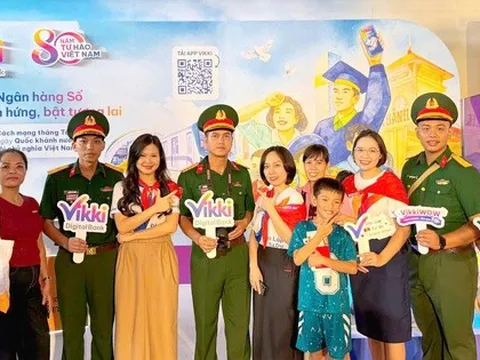 Vikki Bank tặng 1.100 điện thoại thông minh 5G cho người nghèo, lan tỏa niềm vui Quốc khánh