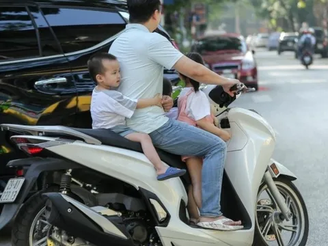 Quy định mới nhất về vị trí ngồi của trẻ em khi đi xe máy, phụ huynh phải biết tránh bị phạt lên tới 10 triệu