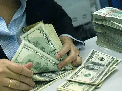 USD ngân hàng tăng kịch trần, giá 'chợ đen' lập kỷ lục
