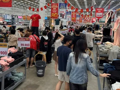 Đông nghịt người tới siêu thị, trung tâm thương mại mua sắm ngày nghỉ lễ 2/9