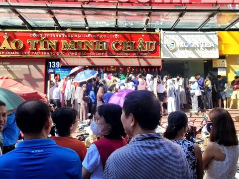 Nghẹt thở trước tiệm vàng, hàng trăm người xếp hàng chờ mua khi giá vàng lên đỉnh lịch sử