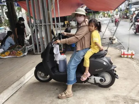 Tôi bất ngờ khi thấy nhiều xe điện chạy trên đường quê