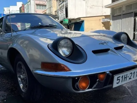 Ông Đặng Lê Nguyên Vũ đưa mẫu Opel GT ra mắt cách đây hơn 50 năm xuống phố: Màu bạc, không cốp và có chi tiết trở thành tâm điểm