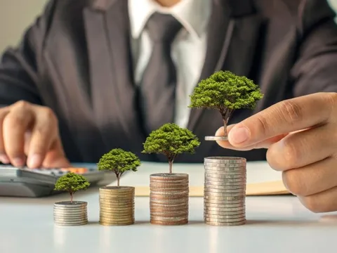 Thay vì "ngồi canh" bảng điện mỗi ngày, vì sao nhà đầu tư chứng khoán nên chọn chiến lược dài hạn?