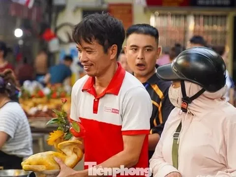 Chợ “nhà giàu” Hà Nội sáng Rằm tháng 7: Gà ngậm hoa hồng giá nửa triệu đồng một con