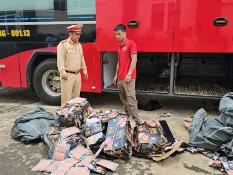 Thanh Hóa thu giữ hơn 400kg lạp xưởng trên xe khách