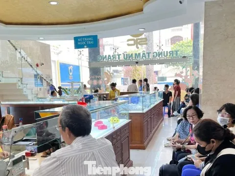 Khuyến cáo việc người dân xếp hàng mua vàng