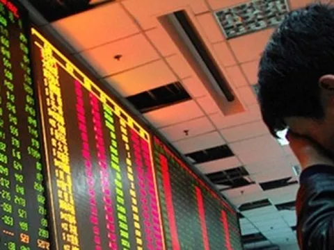 Sắc đỏ bao trùm toàn thị trường, VN-Index giảm hơn 40 điểm