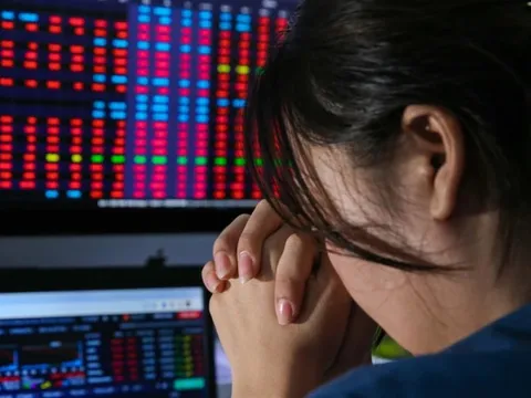 Cổ phiếu ngân hàng, chứng khoán 'nằm sàn'