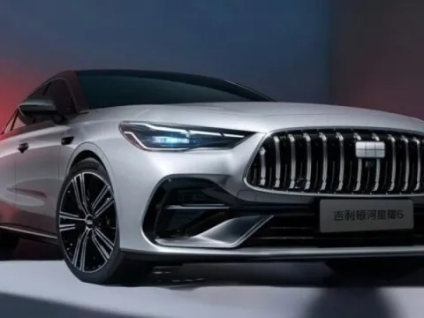 Hãng xe Chi Pu làm đại sứ tung sedan hybrid ngoại hình long lanh như Mercedes, chỉ 'uống 2 lít xăng/100 km'