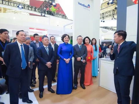 Nhận quà khi check-in gian hàng VietinBank tại Triển lãm thành tựu đất nước