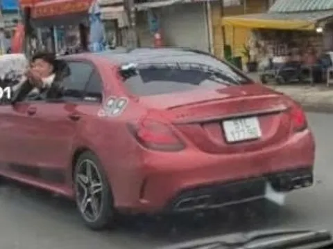 Truy tìm tài xế Mercedes lạng lách, tạt đầu rồi nhoài người chửi tài xế xe tải