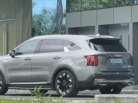 Kia Sorento 2025 bị bắt gặp tại Việt Nam: Dự kiến ra mắt ngay tháng này, có 4 phiên bản, thêm nhiều ‘option’, có chi tiết như Carnival
