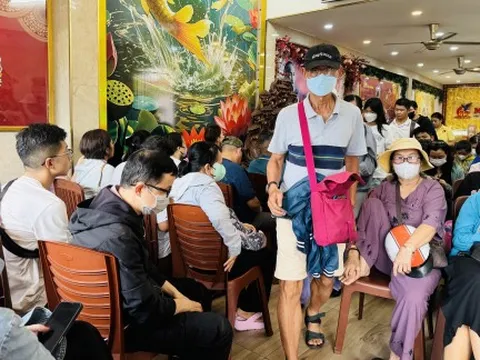 Nhiều người vẫn xếp hàng chờ mua vàng 