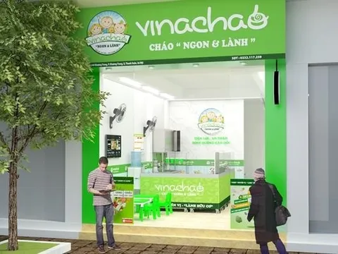 Bé ăn mà chảy nước mắt mẹ tá hoả khi thấy nhiều mảnh nhựa lẫn trong cháo, đại diện hãng giải thích 'cối xay bị vỡ, không thể thu hồi hết mảnh vụn'