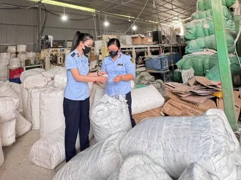 Phát hiện cơ sở sản xuất tã giấy, băng vệ sinh giả số lượng lớn