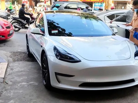 Dùng xe Tesla, nhiều bố mẹ phải đập cửa kính để cứu con