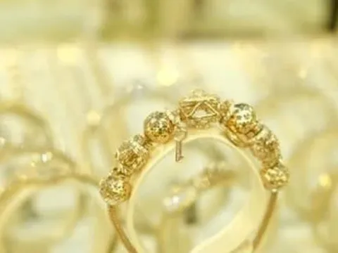 Giá vàng nhẫn tiếp tục giảm, thế giới rời đỉnh lịch sử