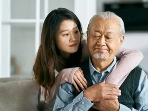 Lời bố nói trong bữa cơm 49 ngày mẹ mất khiến 5 con gái nghẹn lòng
