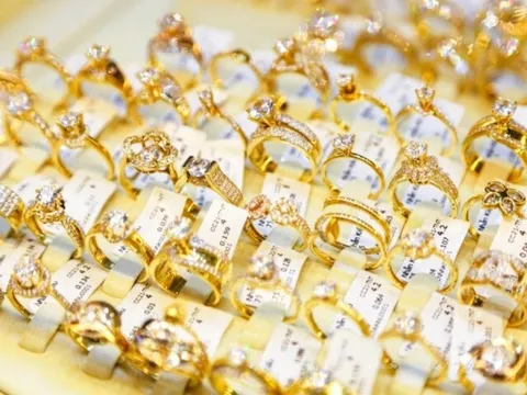 Bất ngờ: Giá vàng nhẫn trong nước có nơi rẻ hơn vàng thế giới
