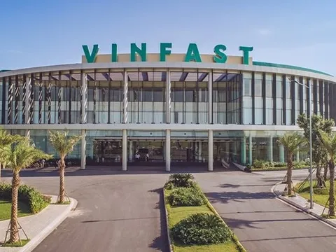 Lãnh đạo Thế giới di động (MWG) thăm nhà máy VinFast, chuẩn bị "biến" chuỗi cửa hàng thành hàng nghìn trạm sạc và đổi pin xe điện