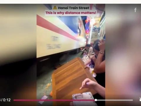 Tàu vào ga va chạm hất tung bàn ghế ở 'phố đường tàu' Hà Nội, du khách hoảng loạn bỏ chạy