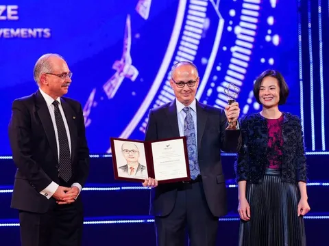 Chủ nhân Giải thưởng VinFuture mùa đầu tiên nhận Giải Nobel Hóa học 2025