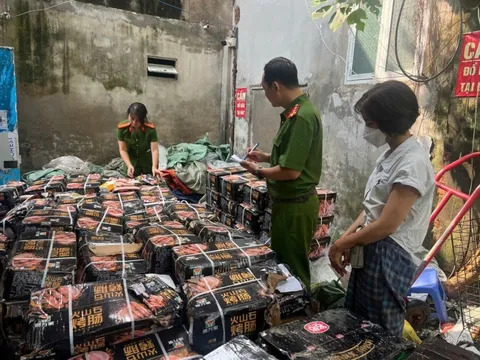 Phát hiện gần 1,7 tấn xúc xích không rõ nguồn gốc, chuẩn bị ‘lên bàn’ thành món ăn khoái khẩu của giới trẻ