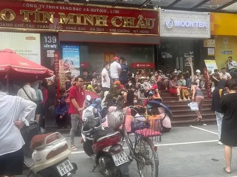Chen lấn mua vàng, nhiều cửa hàng quá tải phải tạm đóng cửa