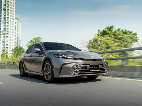 Toyota làm điều xưa nay hiếm với Camry, liệu 'xuống nước' có thắng được làn sóng xe gầm cao?