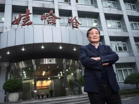 42 tuổi, người lao công quét trường bắt đầu dựng nên thương hiệu nước giải khát thách thức cả Coca-Cola lẫn Pepsi, từng 3 lần trở thành người giàu nhất Trung Quốc: Đế chế huyền thoại nay ra sao?