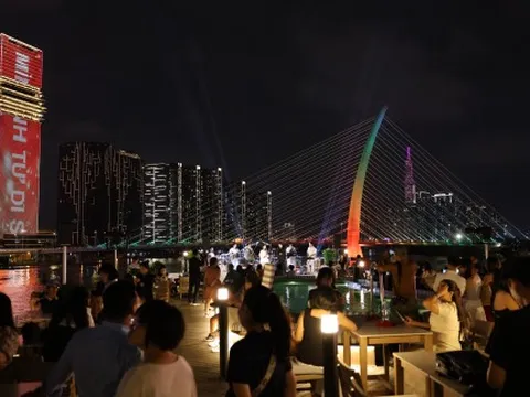 Nhà hàng nổi 5 sao trên sông Sài Gòn vừa đi vào hoạt động có gì đặc biệt?