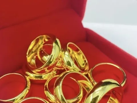 Giá vàng nhẫn tăng 'sát nút' SJC
