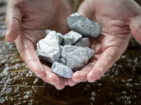 Một nhóm cổ phiếu bất ngờ "dậy sóng", hàng loạt mã tăng kịch trần sau thông báo quan trọng từ Trung Quốc