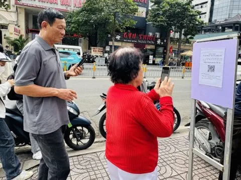 Nhiều cửa hàng vàng tại TPHCM thay đổi phương thức giao dịch với khách mua