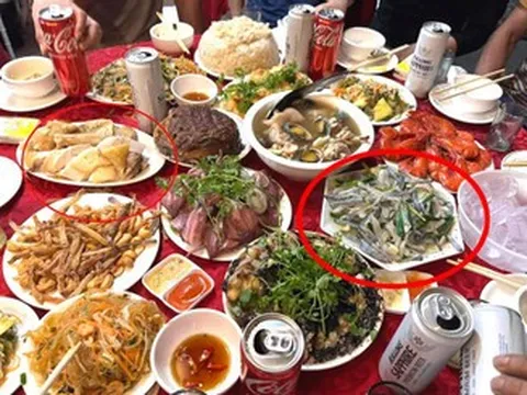 Gắp cho thông gia giàu miếng thịt gà, người phụ nữ ngượng chín mặt vì thái độ