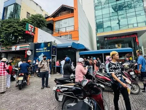 Ngày đầu bỏ độc quyền vàng miếng, người mua vẫn xếp hàng đợi mua SJC