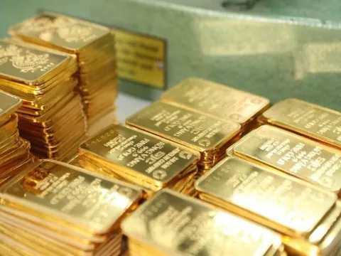 Giá vàng lập kỷ lục mới, cổ phiếu PNJ bất ngờ tăng trần