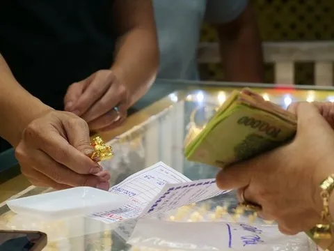Giá vàng nhẫn vọt lên mức cao chưa từng có, nhiều cửa hàng thông báo ‘hết hàng’