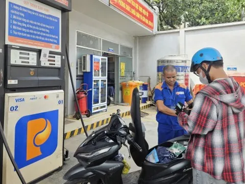 Giá xăng tăng, giá dầu tiếp tục giảm mạnh