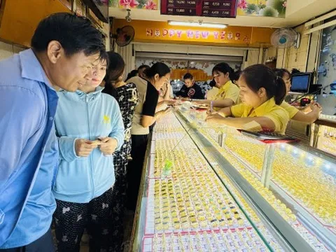 Vàng vượt 153 triệu đồng, chợ đen "hét" 170 triệu đồng/lượng